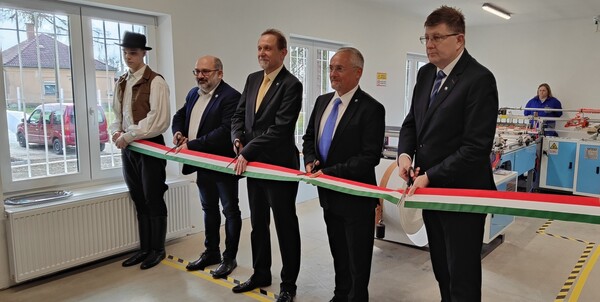 A bolhói homokszákvarró üzem átadása